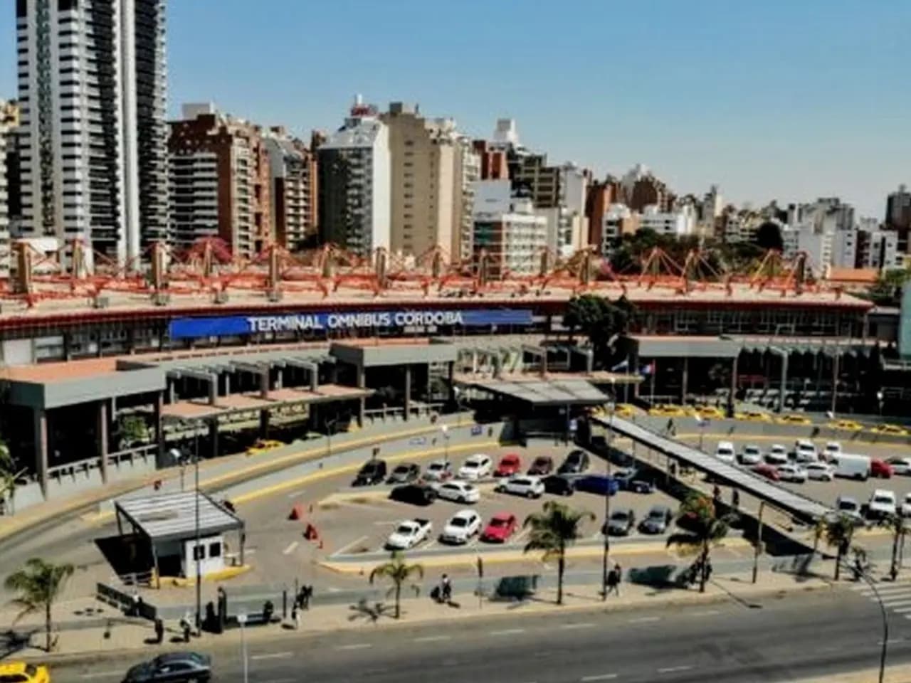 Terminal de ómnibus de Córdoba vista desde arriba, con la ciudad de fondo