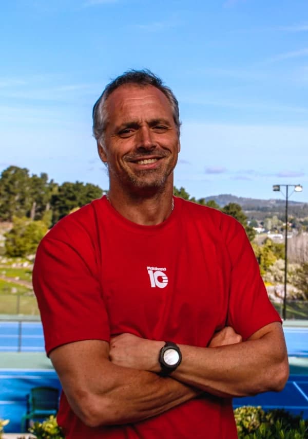 Sebastián Machado Malbrán, CEO de Plataforma10, con la remera roja de la marca