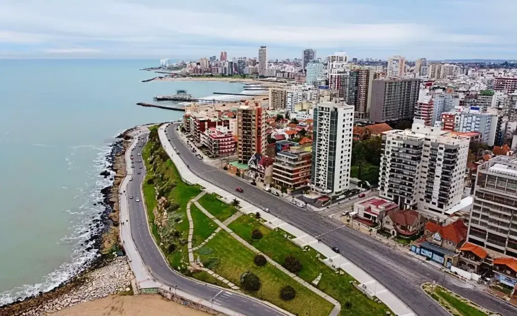 Vista aérea de la costanera de Mar del Plata, con la rambla, los edificios y el mar