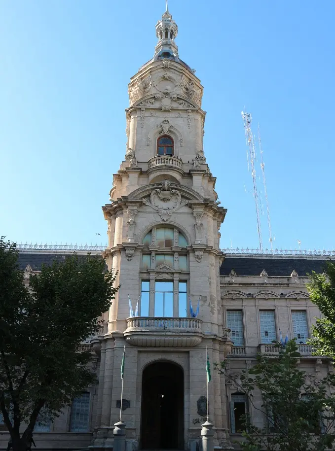 Torre del Palacio Municipal de Bahía Blanca, de piedra clara, con balcones, ornamentos y una cúpula en la punta