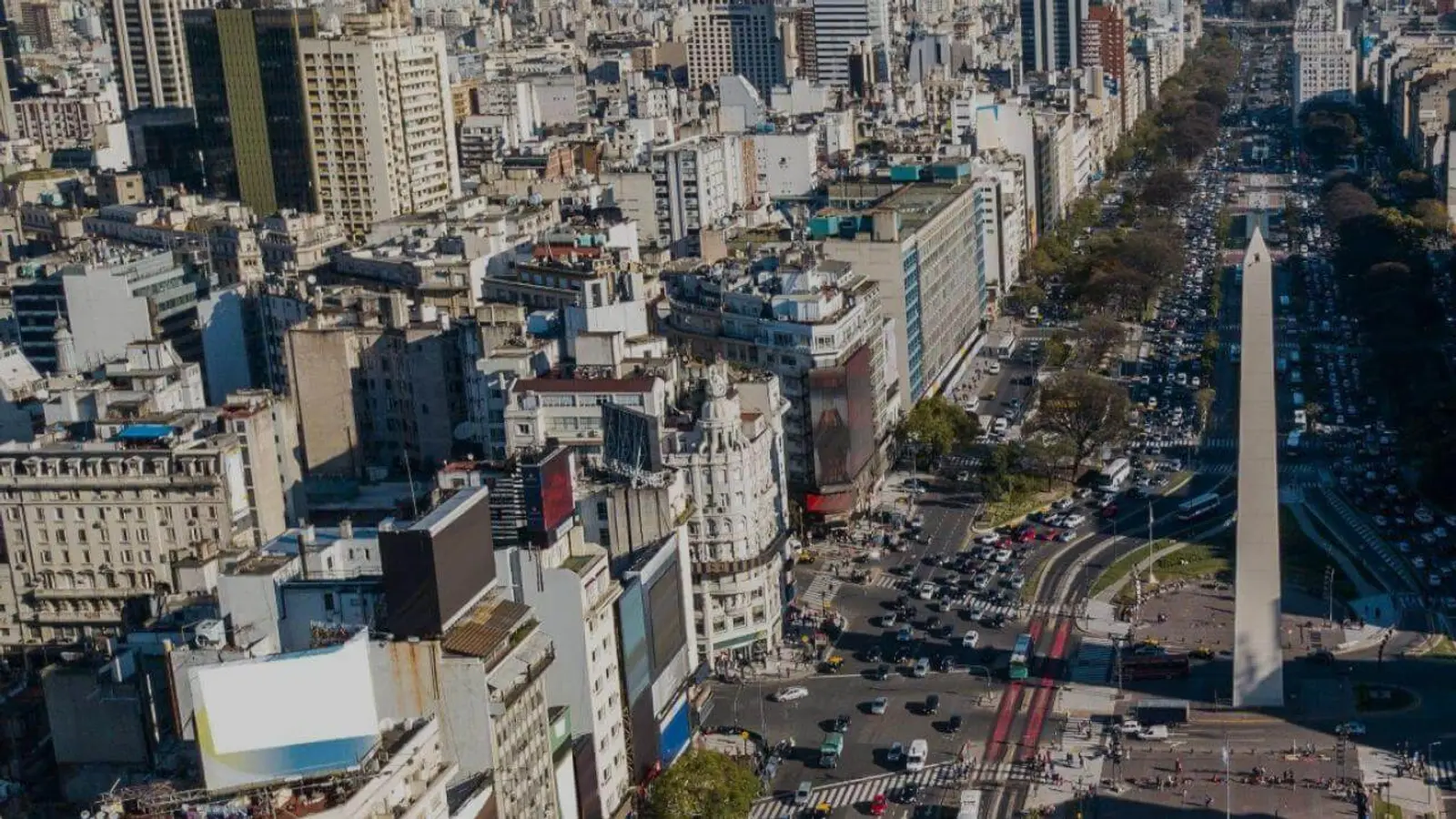 Vista aérea del Obelisco sobre la avenida 9 de Julio, con el tránsito y los edificios del centro porteño alrededor