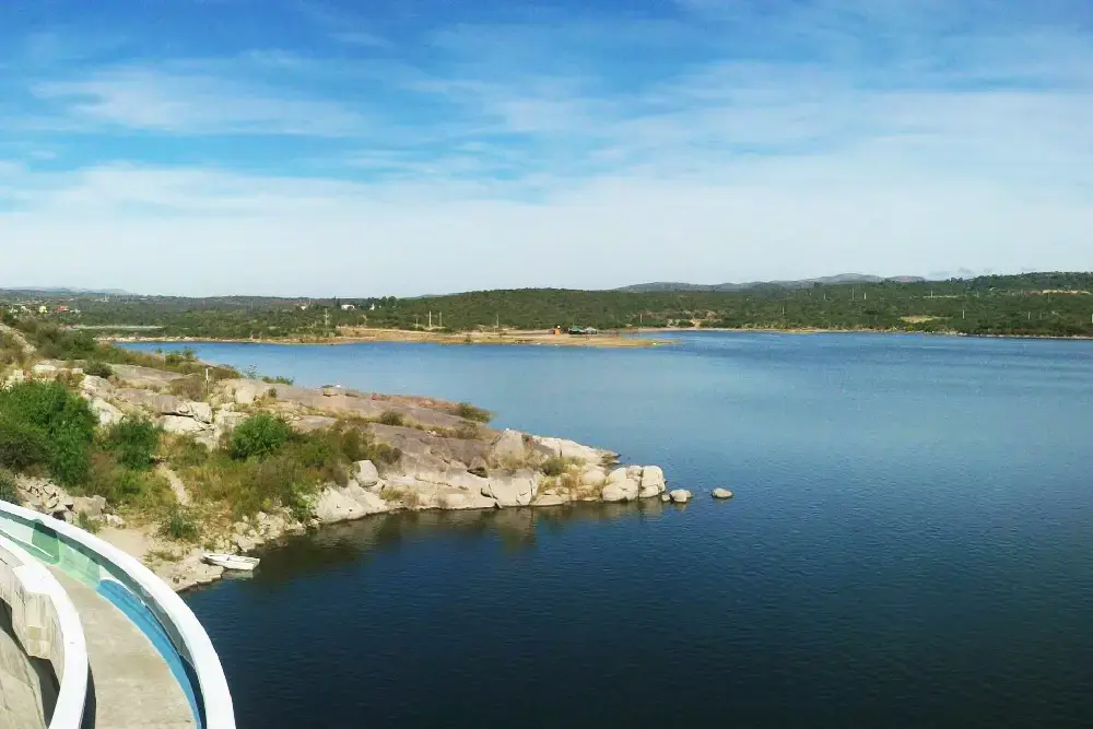 El lago del Dique El Cajón visto desde la curva del paredón, con costas de piedra y monte bajo