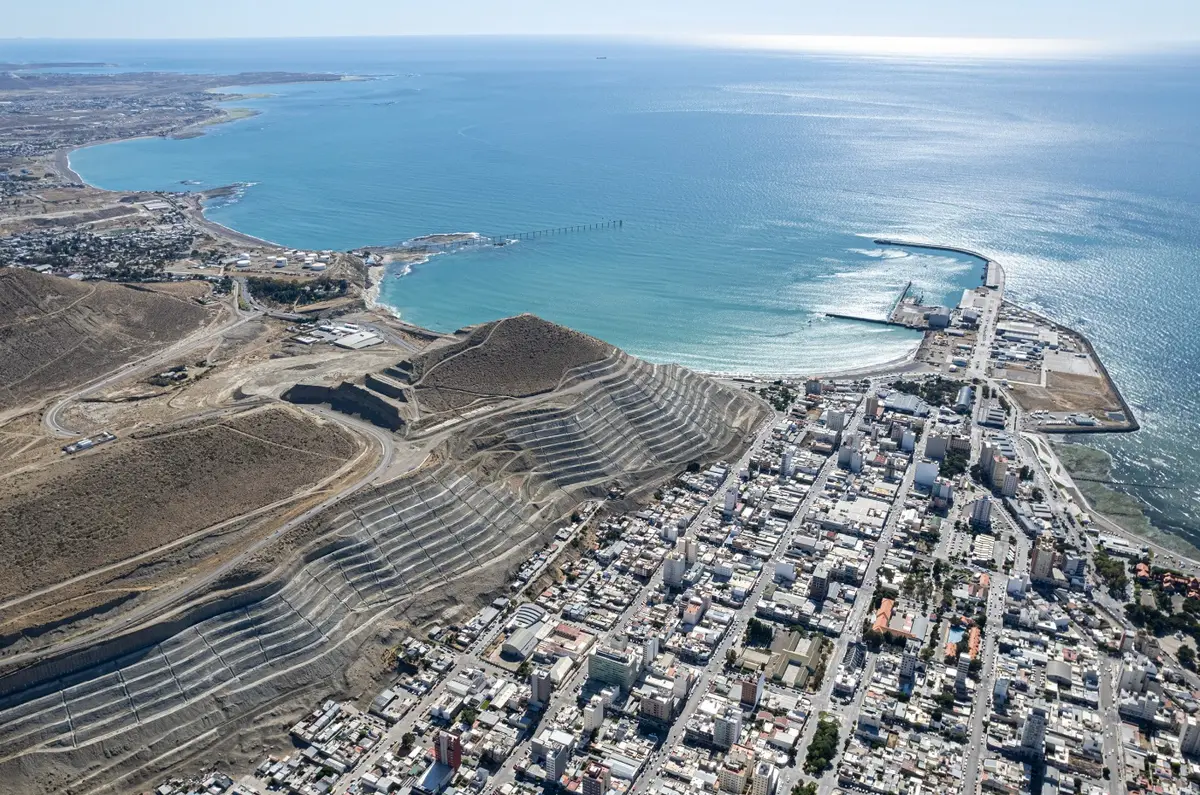 Vista aérea de Comodoro Rivadavia con las laderas aterrazadas del Cerro Chenque, el centro, el puerto y la bahía del Golfo San Jorge