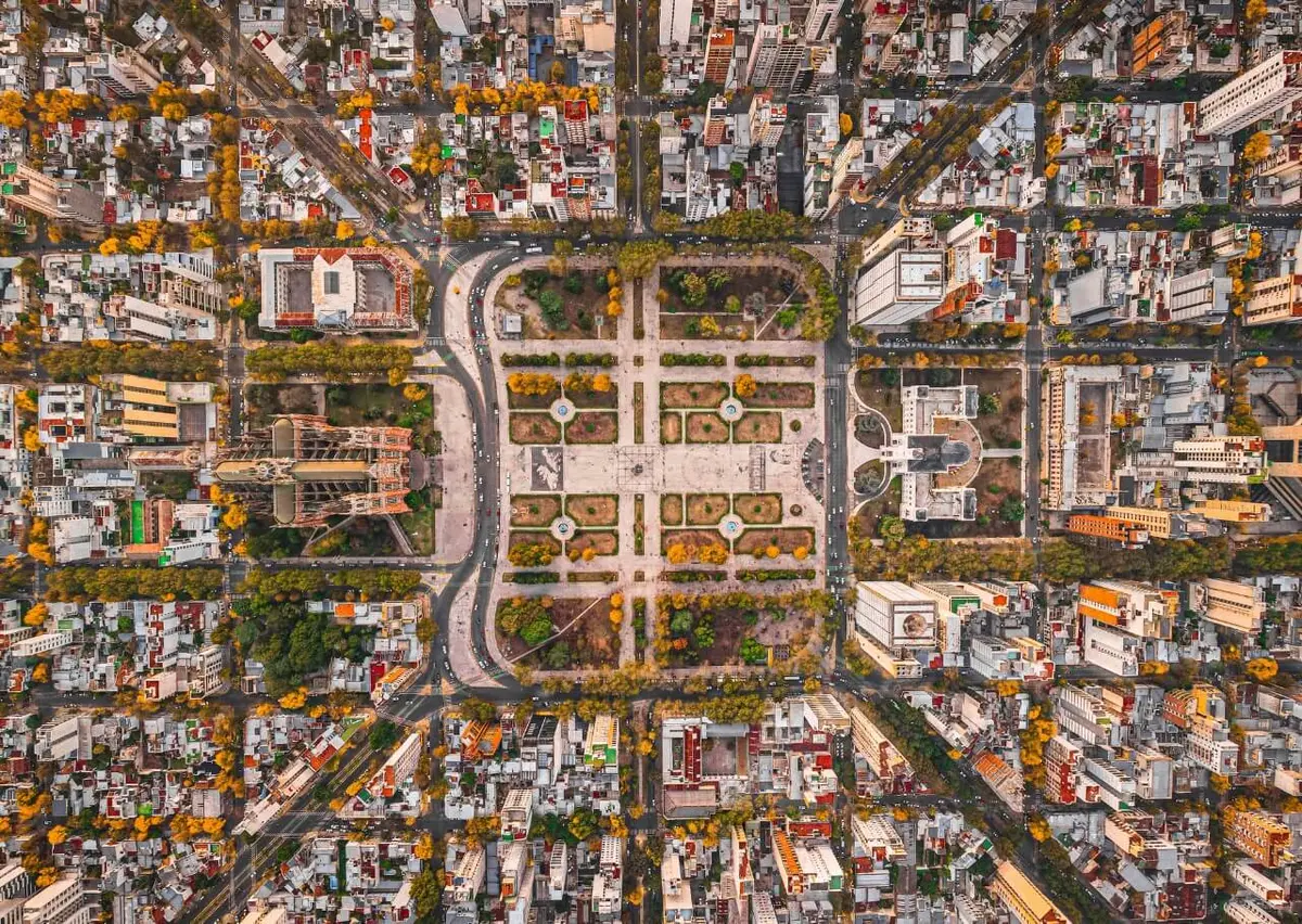 Vista cenital de la Plaza Moreno con sus canteros simétricos, la Catedral a la izquierda y el Palacio Municipal a la derecha