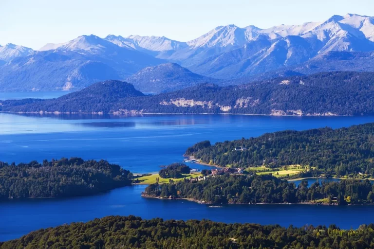 Vista aérea de los lagos y montañas de Bariloche