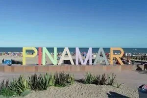 Cartel de Pinamar en la playa