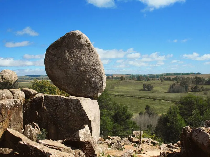 Piedra haciendo equilibrio en el Cerro Centinela