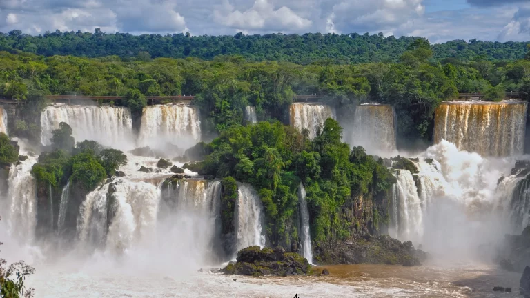 Imagen panorámica de las Cataratas del Iguazú