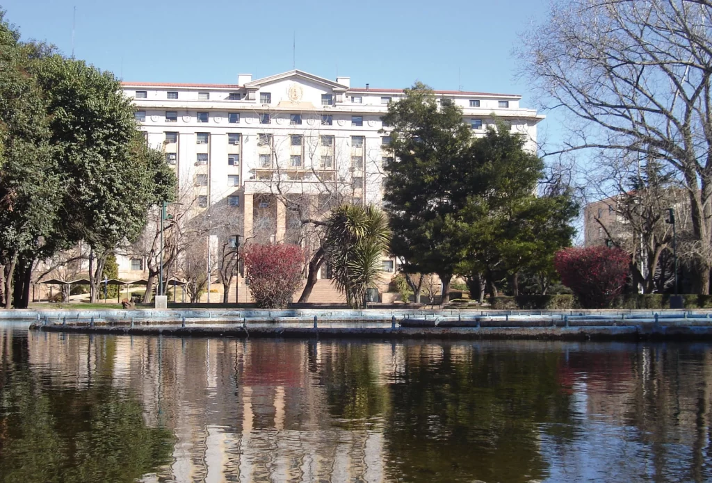 Parque Cívico frente a la casa de gobierno de Mendoza