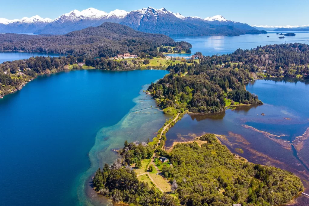 Vista aérea  de los lagos e islas de Bariloche