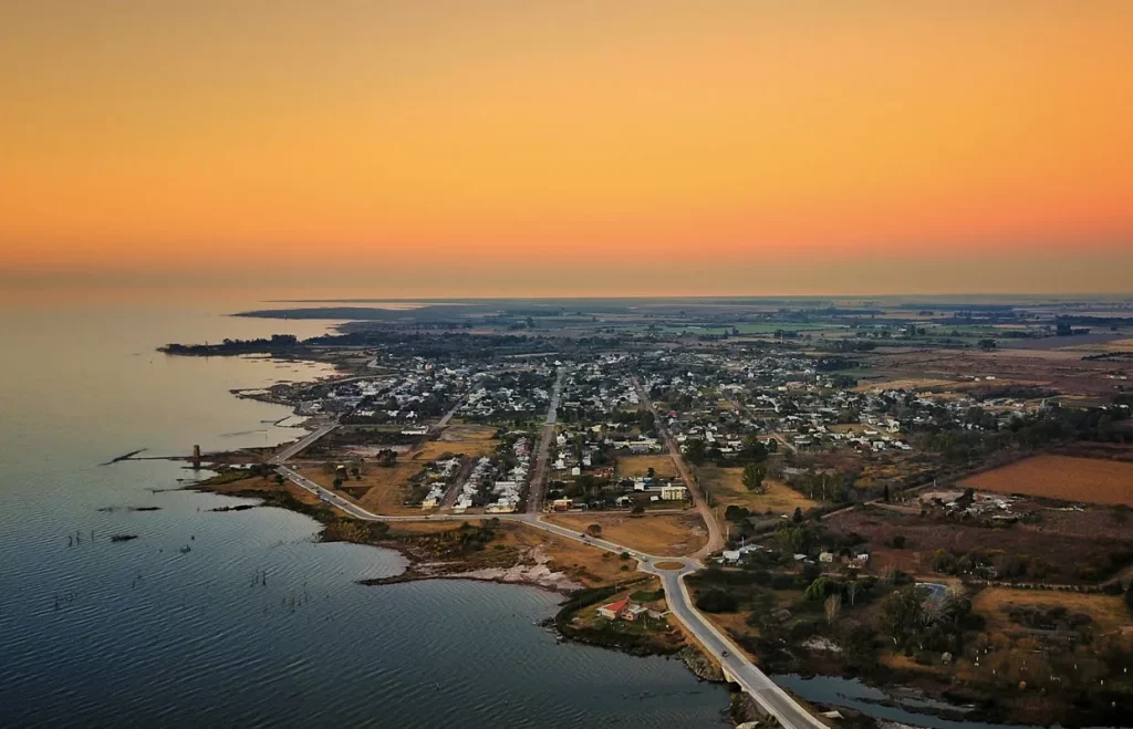 Foto aérea de la localidad de Mar Chiquita y la laguna