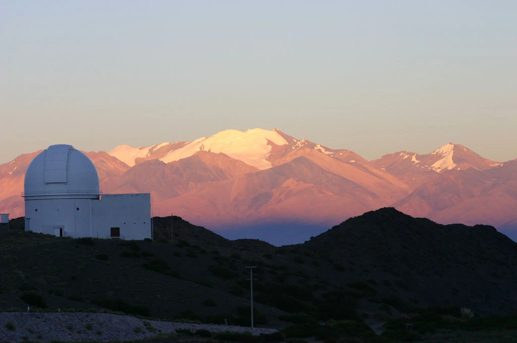 Parque Nacional El Leoncito con la cúpula del planetario