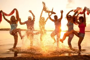 Un grupo de amigos en la playa disfrutando el verano.