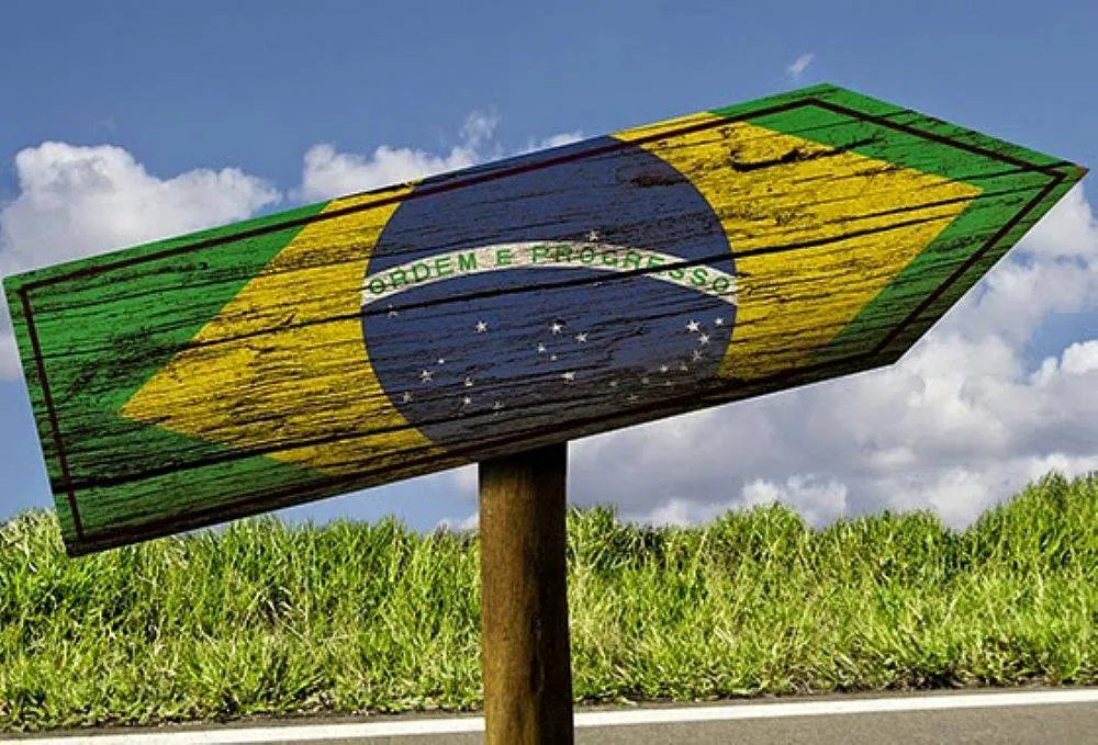 Cartel en forma de flecha con la bandera de Brasil pintada.
