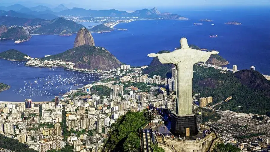 Vista panorámica de Río de Janeiro con el Cristo Redentor y el Pan de Azucar.