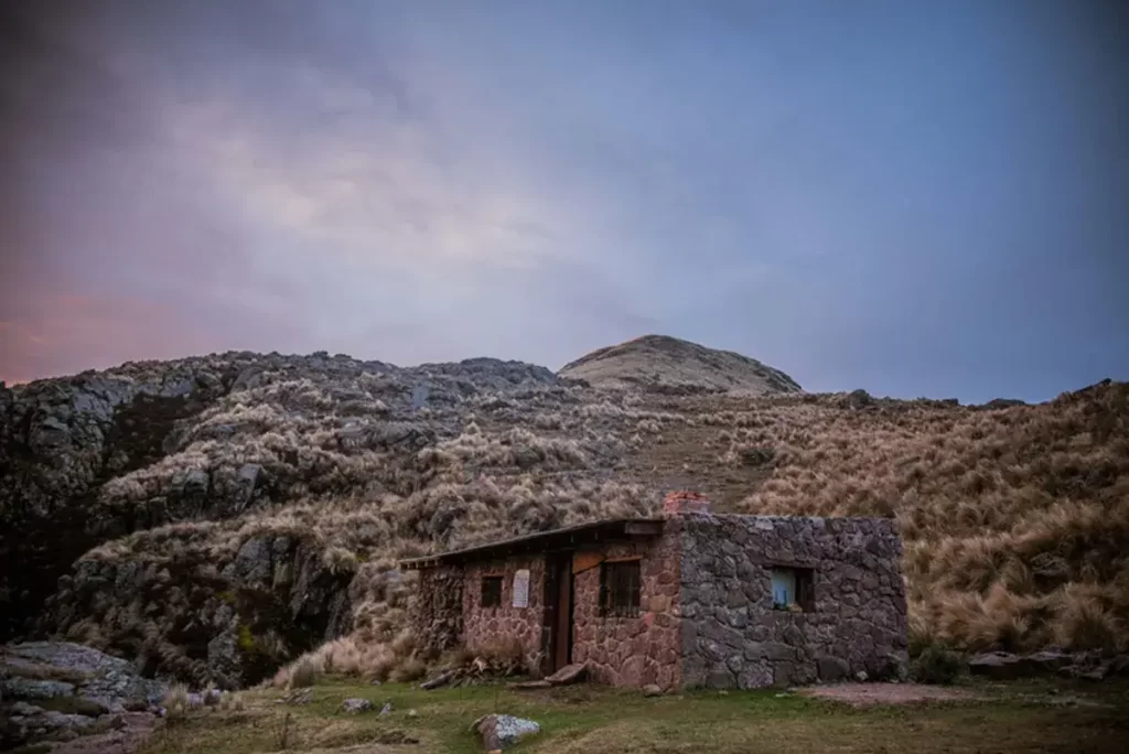 Una cabaña de piedra en el Cerro Uritorco