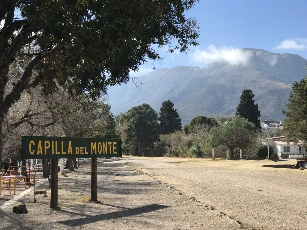 Camino de tierra con leyenda "Capilla del Monte"