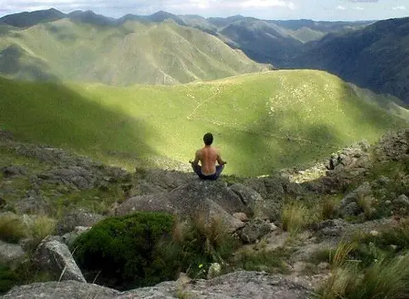 Un hombre meditando en el Cerro Uritorco