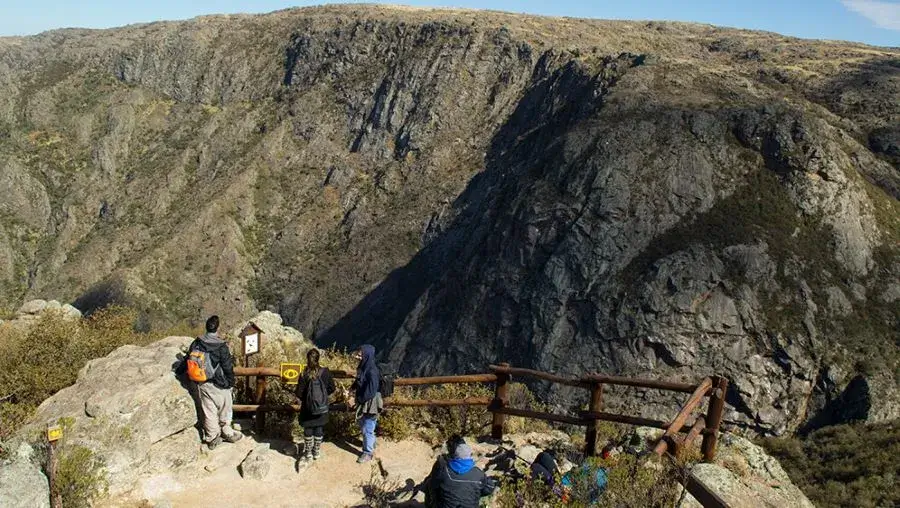 Personas observando el Parque Nacional Quebrada del Condorito