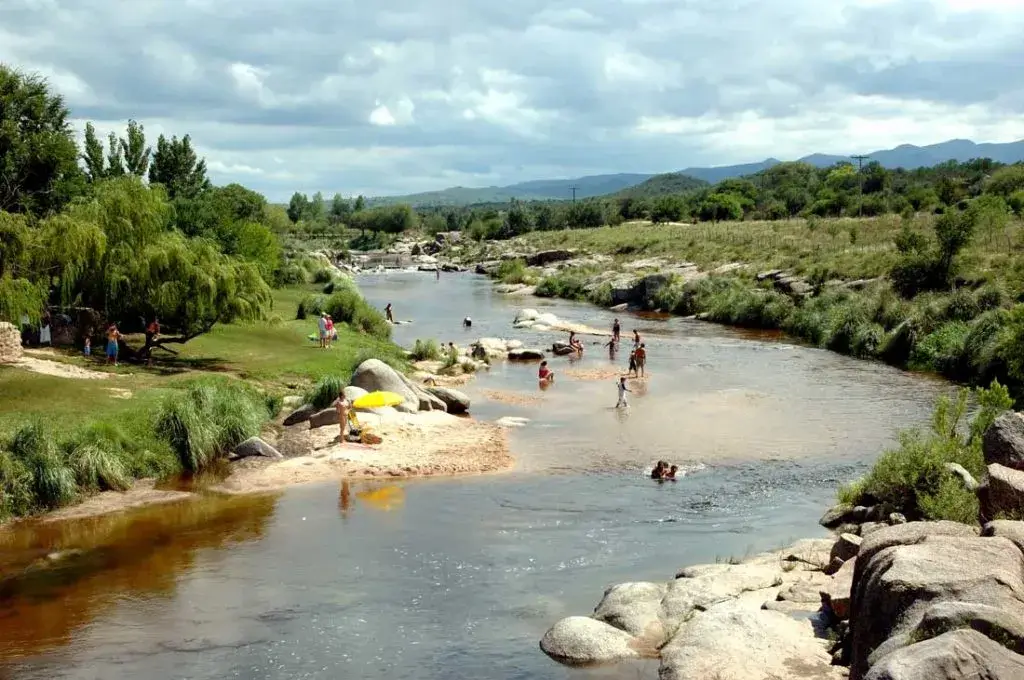 Personas bañándose en el río.