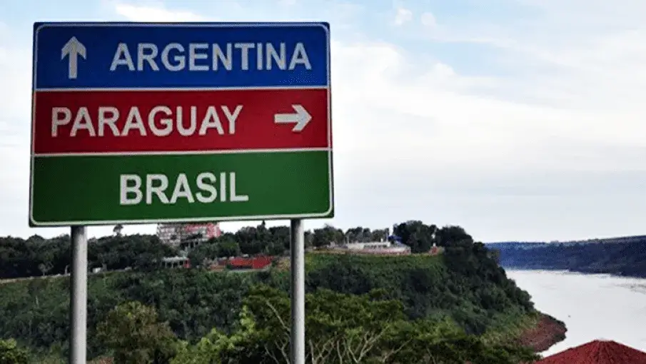 Cartel que indica la triple frontera entre Argentina, Brasil y Paraguay.