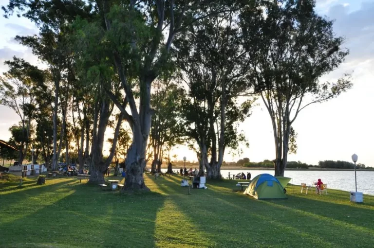 Camping en Buenos Aires a la orilla de una laguna.