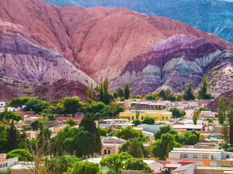 Casas coloridas rodeadas de montañas y árboles