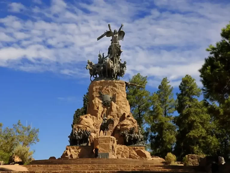 Monumento al Ejército de los Andes en Mendoza rodeado de nubes y árboles
