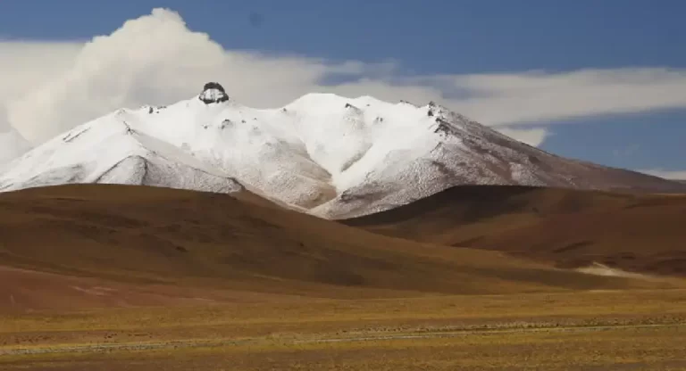 Volcán extinto rodeado de montañas