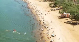 Playa vista desde arriba con personas nadando o sobre la arena