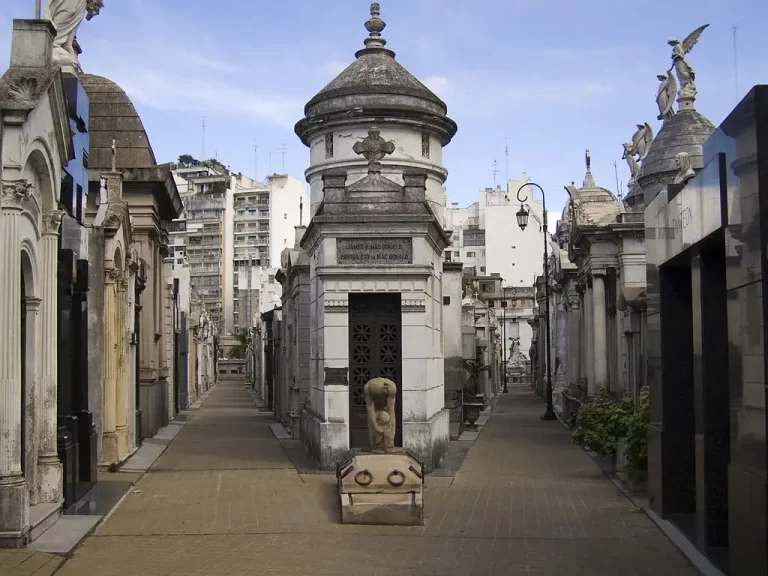 Varios mausoleos en el Cementerio de Recoleta