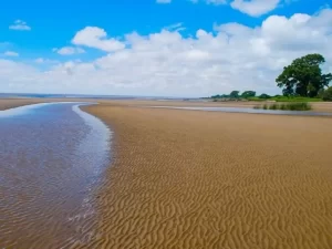 Playa desierta con agua clara en Buenos Aires
