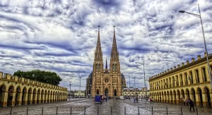 Basílica de Luján rodeada de nubes