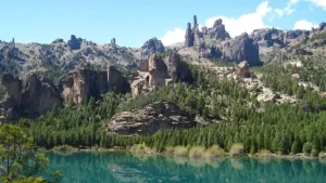 Lago y montañas en el Valle Encantado de Bariloche