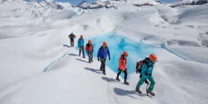 Personas caminando sobre el glaciar Perito Moreno