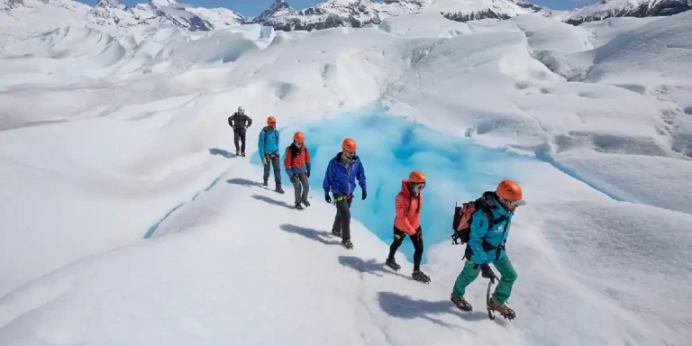 Personas caminando sobre el glaciar Perito Moreno