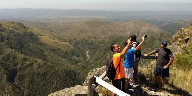 Personas tomandose fotográfica con montañas de fondo
