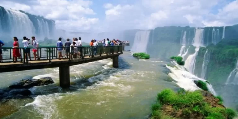 Turistas sobre una pasarela observando las cataratas