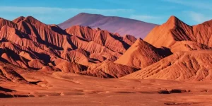 Montañas anaranjadas en el desierto