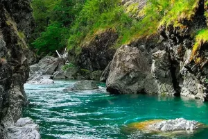 Río de color turquesa entre montañas y piedras